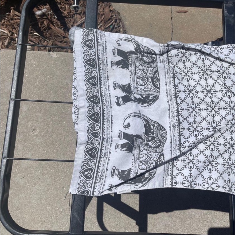 Elephant table runner - Picture 3 of 3